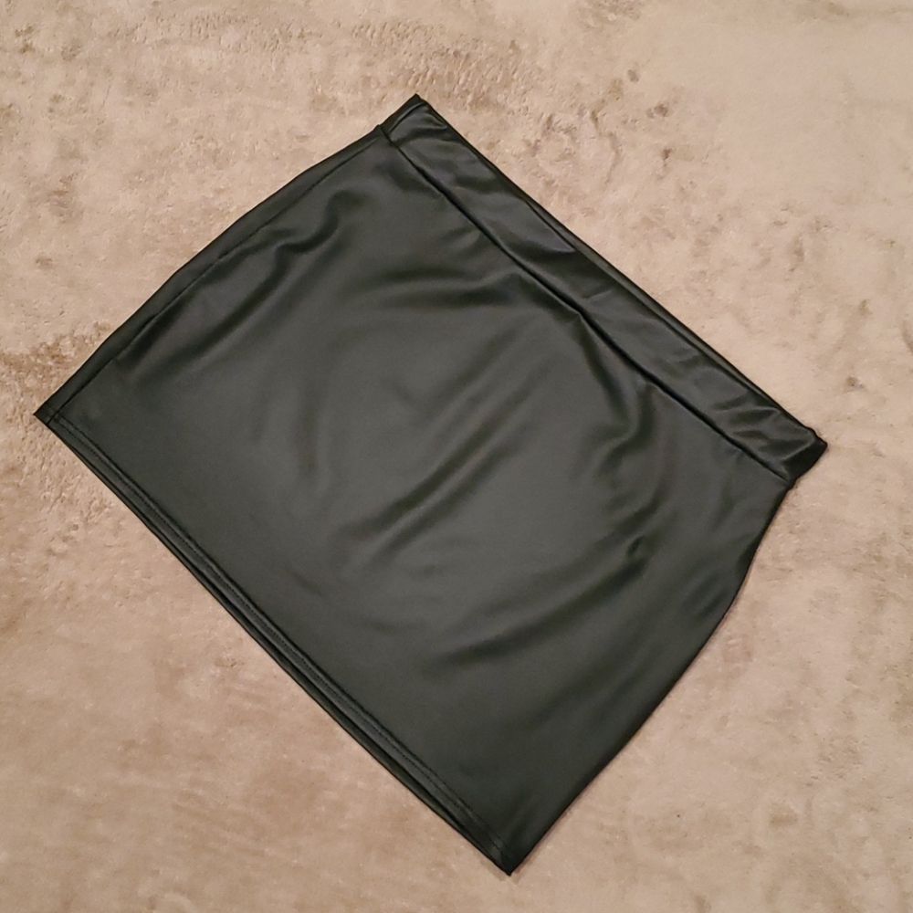 BOOHOO women's size 10 faux leather mini skirt